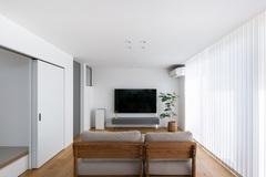 お施主様こだわりのソファと床材の色合いの相性抜群。
TVボードの色合いもまとめることで、より統一感が生まれたLDKとなった。