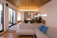 玄関を入るとすぐにリビングの大空間が広がり、ゲストの誰もが歓声を