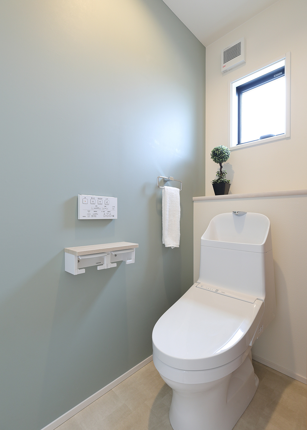 丸昇彦坂建設【子育て、収納力、間取り】爽やかなアクセントクロスで、清潔感のあるサニタリースペース