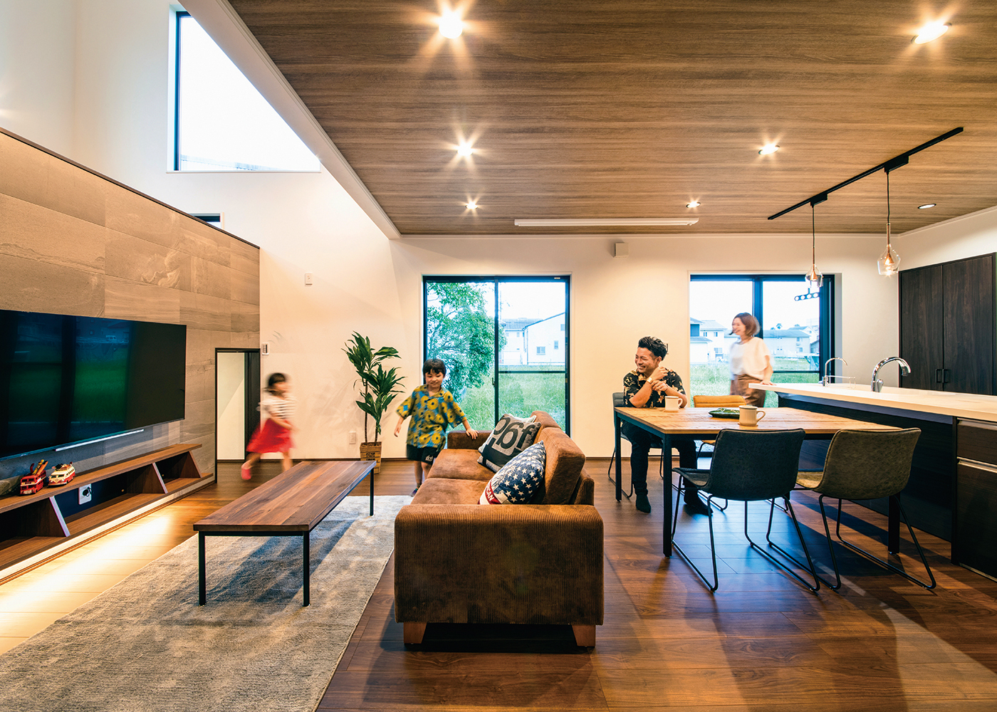 アイフルホーム焼津店 （三住建設）【デザイン住宅、子育て、スキップフロア】LDKはご主人からのリクエストで、アジアンリゾートテイストにコーディネート。テレビステーションの壁は調湿性に優れたエコカラット。キッチンからスキップフロアが見えるので、勉強する子どもたちとコミュニケーションも取りやすい