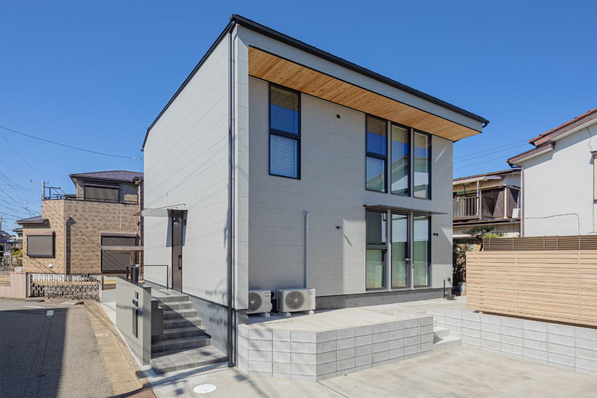 ハルクホーム｜モダンなデザインの二階建て住宅の外観。大きな窓が特徴的で、自然光をふんだんに取り入れる設計が魅力的である。