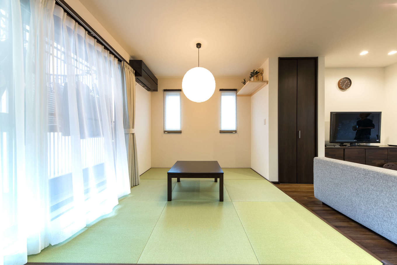 建築システム（狭小住宅専門店）【収納力、二世帯住宅、狭小住宅】リビングの畳コーナー。座布団の上でくつろいだり、気軽にごろ寝を楽しんだり。リビングでは同じ空間にいながらも、家族が思いおもいの場所でそれぞれの過ごし方ができる