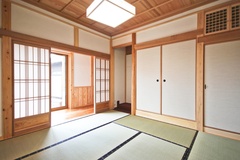 自然光がたっぷり入る和室。畳と障子の組み合わせが、美しい和の風景を演出する落ち着いた部屋。