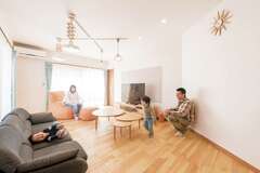 リビングの照明は、レールをX型に。お気に入りのペンダントライトを付け替えて楽しめる