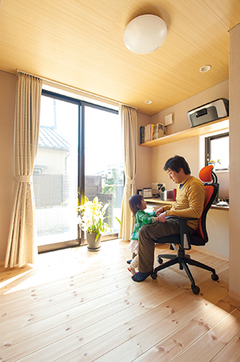 ご主人たっての希望だった書斎は、「２階の隅のほうにあると、こもってしまうから」（ご主人）との理由でLDKの一角に。開放的な空間同様、家族の関係もオープンだ　