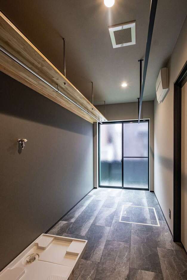 1階南側に設けたランドリールームは部屋干しと外干しどちらも可能。近くにファミリークロークがあり、乾いた衣類をサッとしまえる