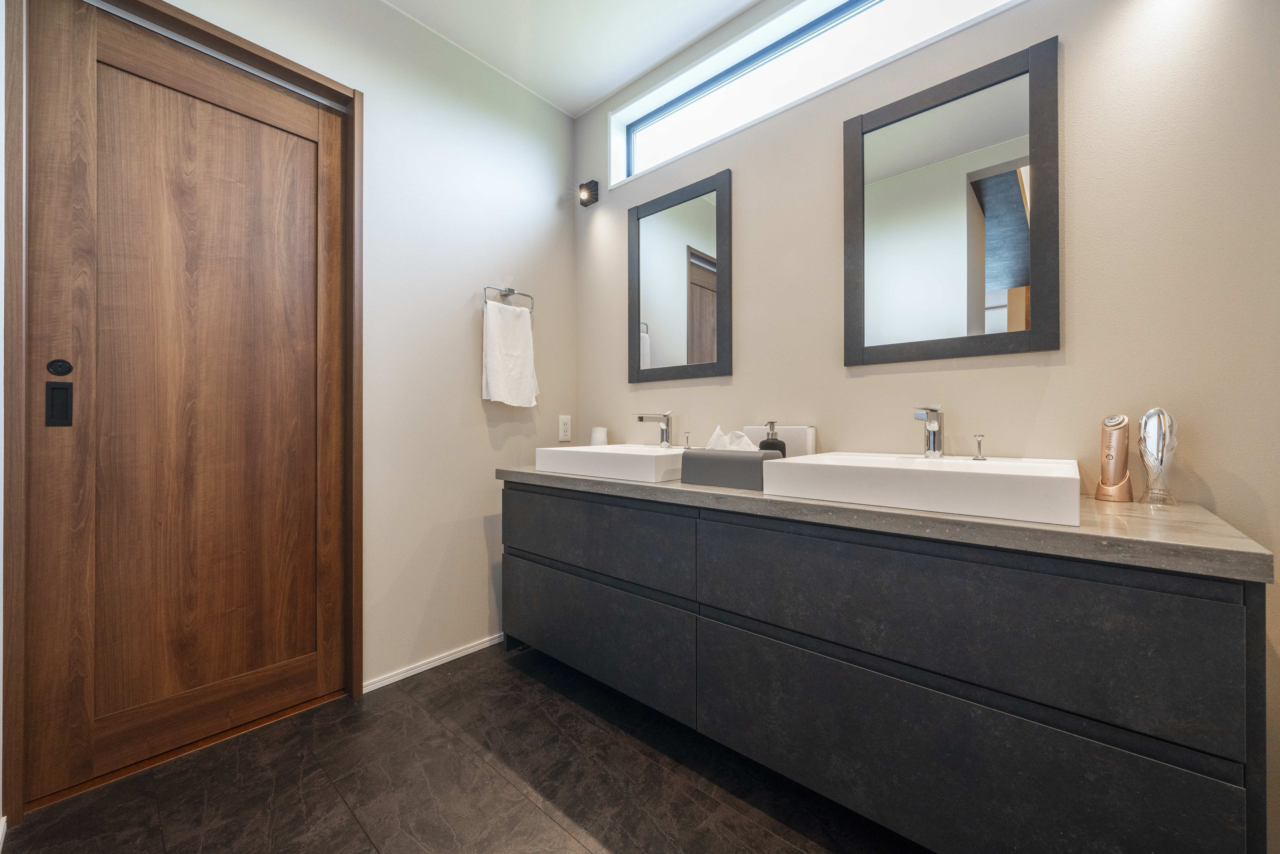 広島建設 セナリオハウス｜大きな鏡とスタイリッシュなシンクが二つ並ぶ洗面スペース。朝の時間でも混み合う心配はありません。