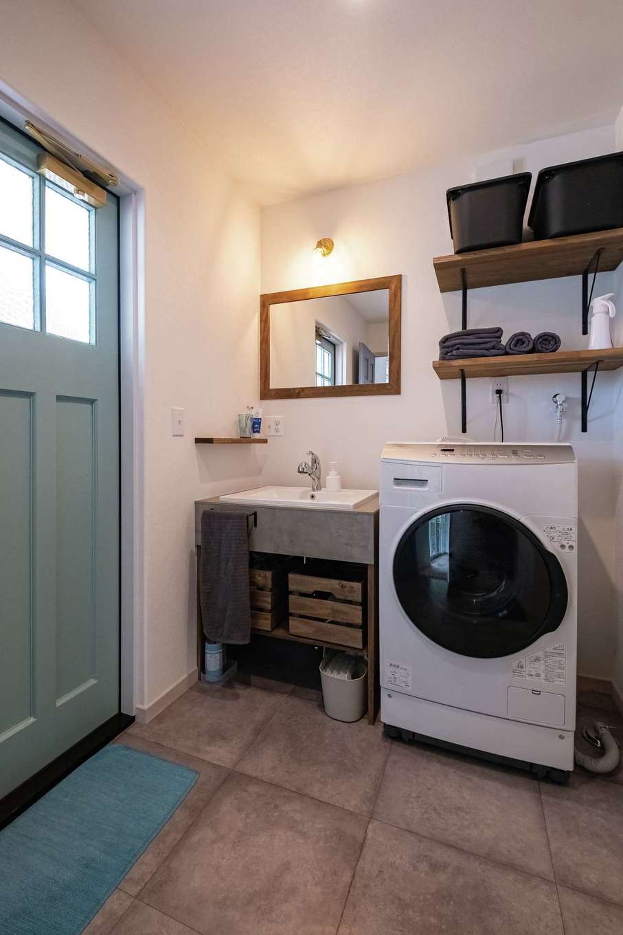 富士ホームズデザイン【デザイン住宅、趣味、平屋】造作洗面台はモルタル調のタイルでコストを抑えた。ドアは「La Chouette Fuji」で選んだアンティーク