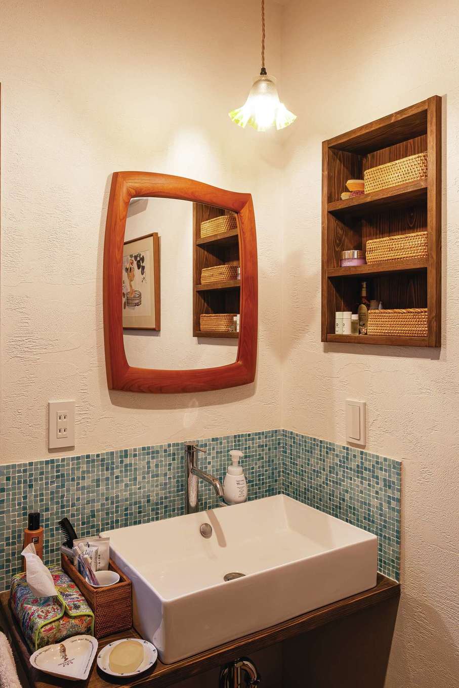 藤田工務店【自然素材、間取り、インテリア】洗面室の鏡は木枠が個性的な鏡を支給して設置。洗面ボウルの立ち上がりには、キッチンと同じモザイクタイルをあしらった