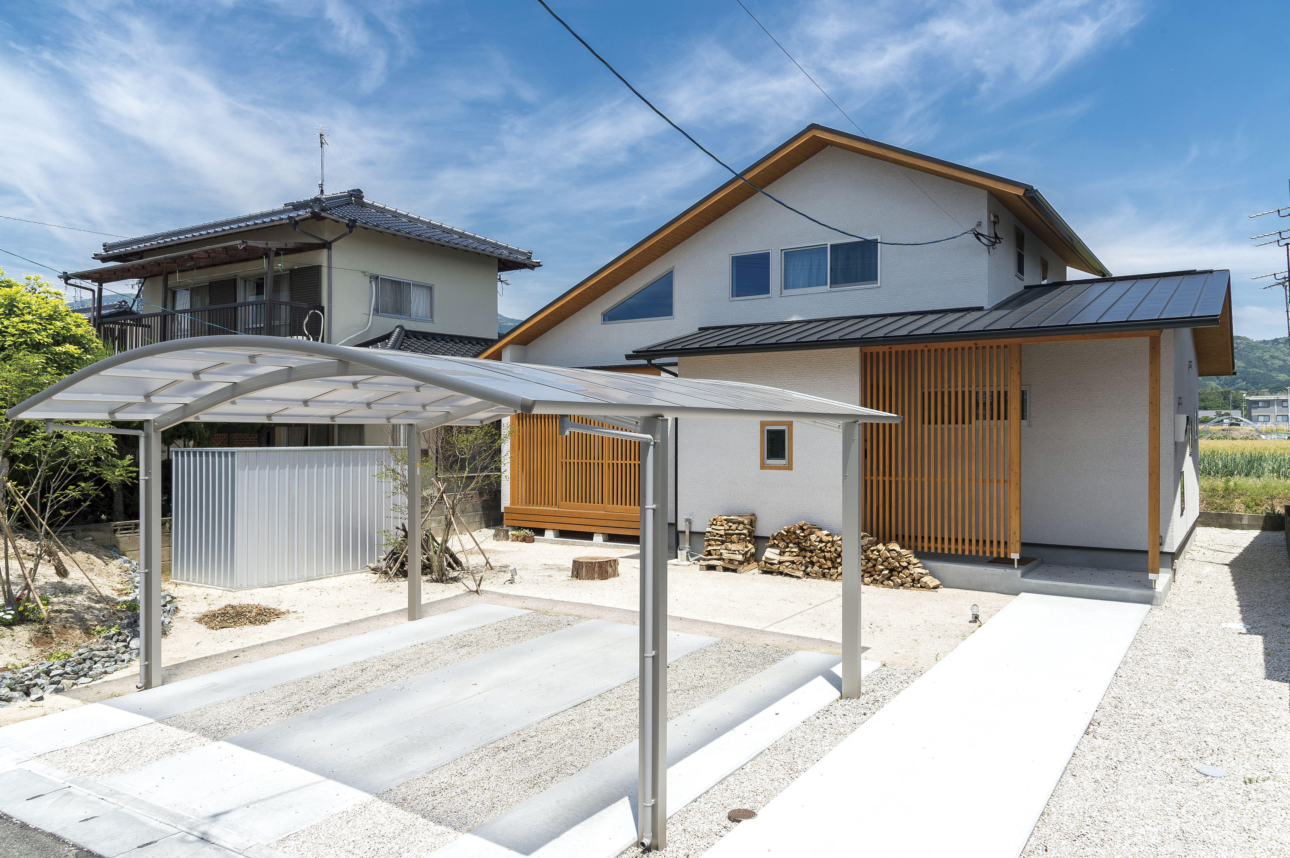 斉藤工務店｜シンプルでモダンなスタイルの住宅外観。二つの建物が連なるデザインで、カーポートも完備されている。