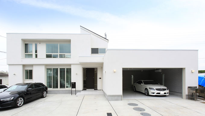 丸昇彦坂建設【デザイン住宅、間取り、ガレージ】洗練されたモダンデザインが印象的な白いガレージハウス。大きな窓から室内に景色を採り込み、白い空間に自然な彩りを添えられるようにした