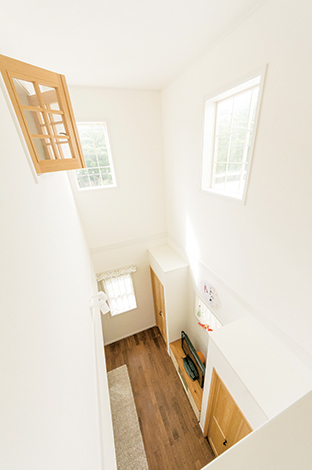 どうしてもほしかった吹き抜けも実現。当初の予定より面積は減ったが、十分な光が降 り注ぎ、家族の声が行き来する