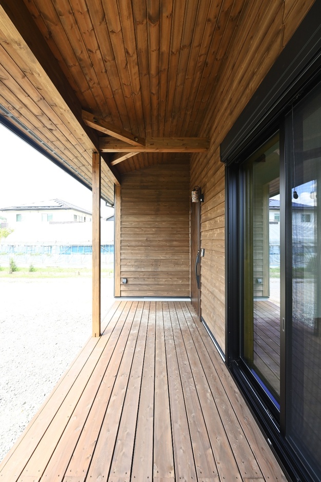 木の温もりを感じるウッドデッキ。リビングから続く開放的なスペースで、家族や友人と時間を楽しむのに最適な場所