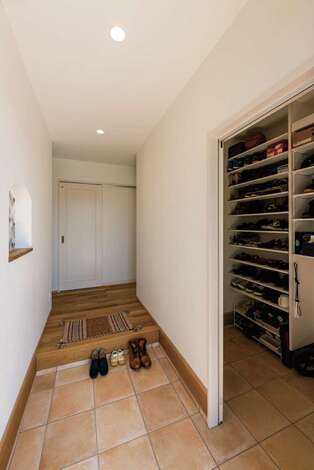 土間収納があり、玄関もスッキリ保てる。奥の扉はクローゼットに通じる