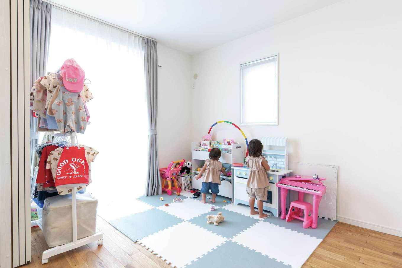 共栄住研【子育て、自然素材、省エネ】リビング横の洋室は子どものプレイルーム。天井から吊ったカーテンも空間を広く見せるアイデアの一つ
