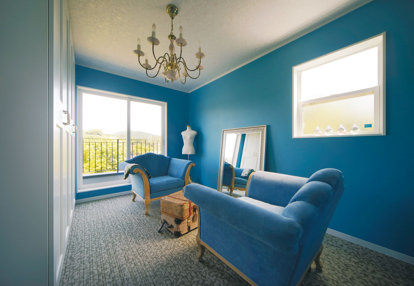 幹工務店【デザイン住宅、輸入住宅、インテリア】クローゼットはブライダルのドレッシングルームのような個室仕様。壁紙とソファをロイヤルブルーで統一。座ってゆっくり服を選んで試着できる贅沢な空間