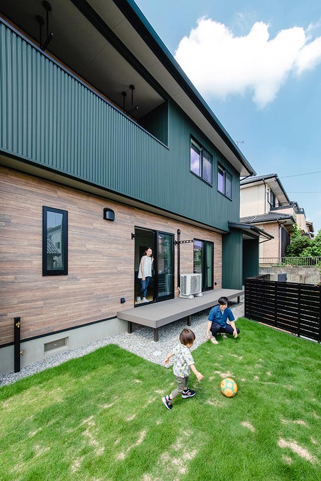 カナメクラフト（かなめ創建）【デザイン住宅、子育て、間取り】芝生の緑がまぶしい庭。フェンスで目隠ししてあるので、BBQや子どもプールなど、視線を気にせず楽しめる。2階のインナーバルコニーは軒が深いので、よほど強い雨でない限り降り込んでこない