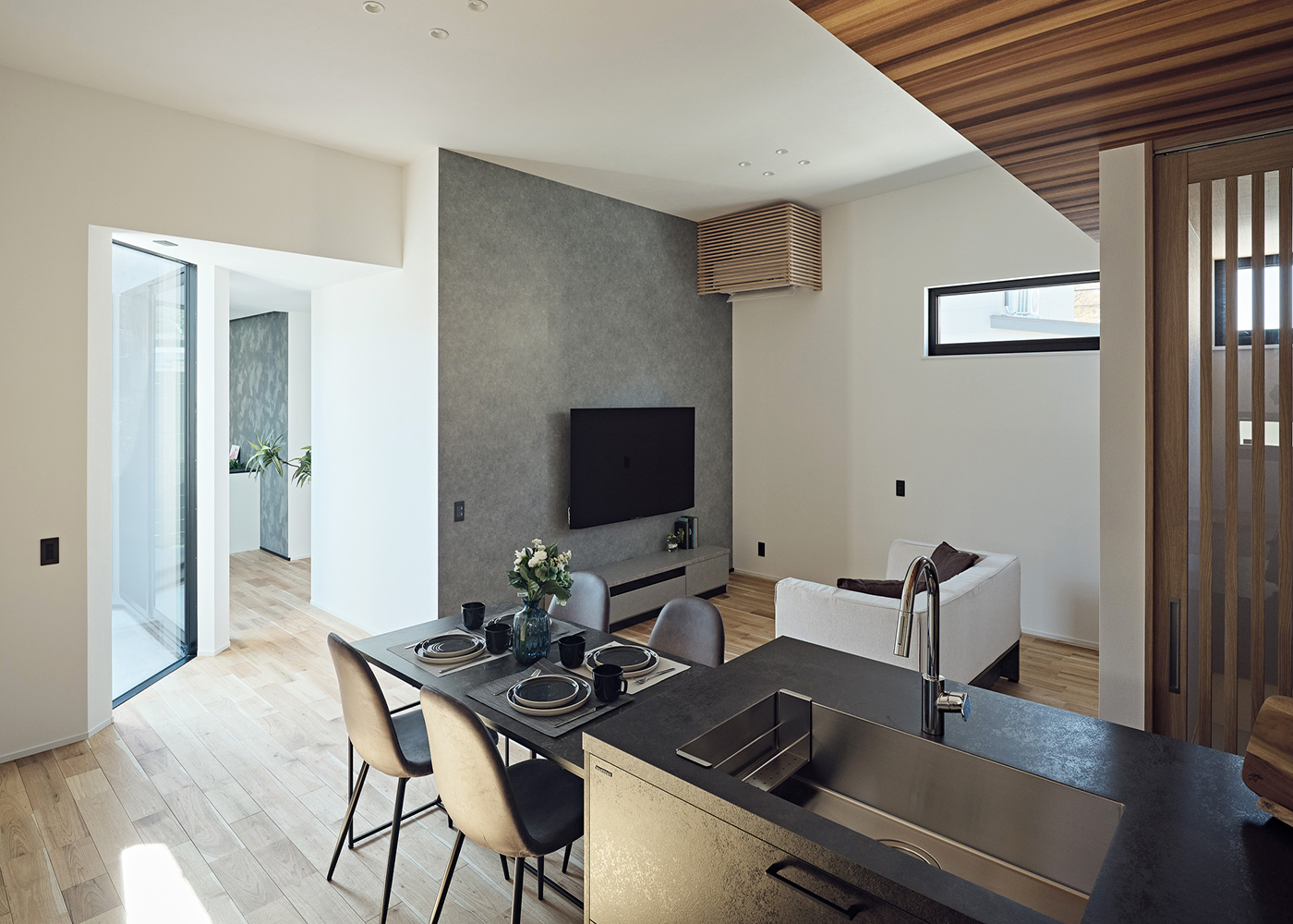 平屋建築ブルーハウス【和風、建築家、平屋】デッキや玄関と緩やかにつながるLDK