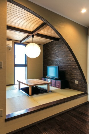 テレビの背面の杉のはめ板が、空間全体を引き締めてくれる