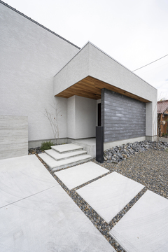 吹付壁にアクセント壁のSOLIDOをあわせ、軒天井に天然木をあしらうなど素材感豊かな外観が素敵。飽きのこない外観デザインの中に、表情の豊かさがあるのが気に入っているのだそう