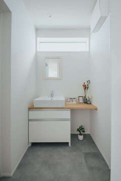 脱衣室と洗面室をしっかり分けたことで、家族の入浴するタイミングを気にすることなく歯磨きや洗面ができて便利。ハイサイドライトからやわらかな光を取り込み、気持ちのいい空間が実現