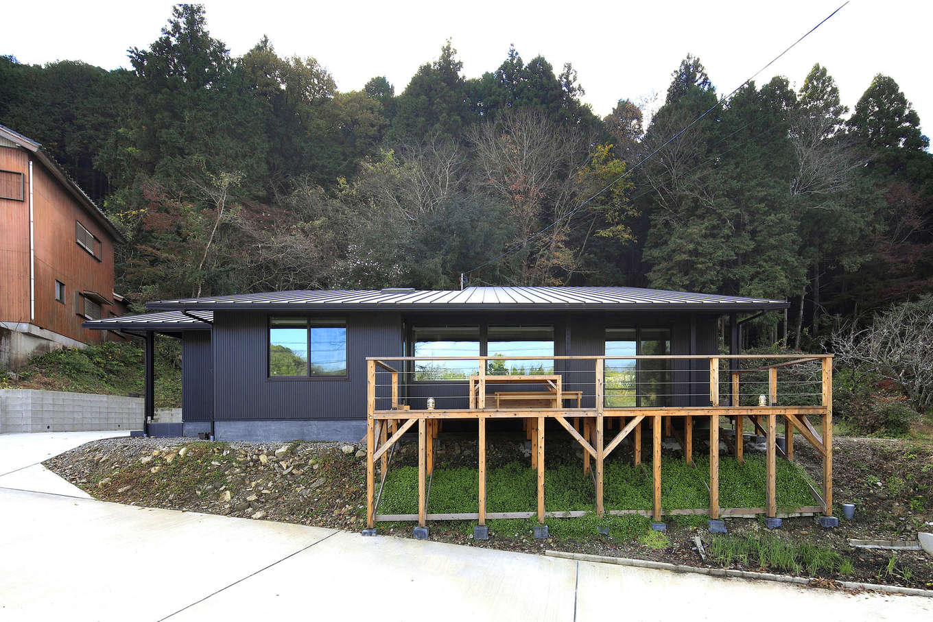 檜建設 エニーホーム【デザイン住宅、自然素材、夫婦で暮らす】外壁と屋根はブラックのガルバリウム鋼板で統一。30代後半のMさん夫妻に合う落ち着いた雰囲気に仕上げた