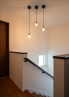 長さを変えてリズム感を出した2階の照明