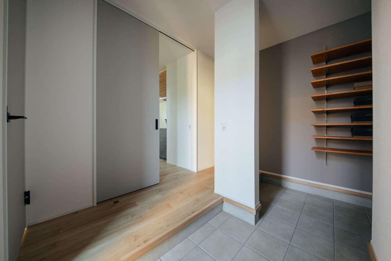 DAITOKU（大得工務店）【デザイン住宅、省エネ、間取り】大勢の来客が来ても窮屈に感じない、ゆったりとした土間玄関。正面に進むとリビング、左に進むと和室、右に進むと洗面コーナーと続く3WAYの動線を確保した