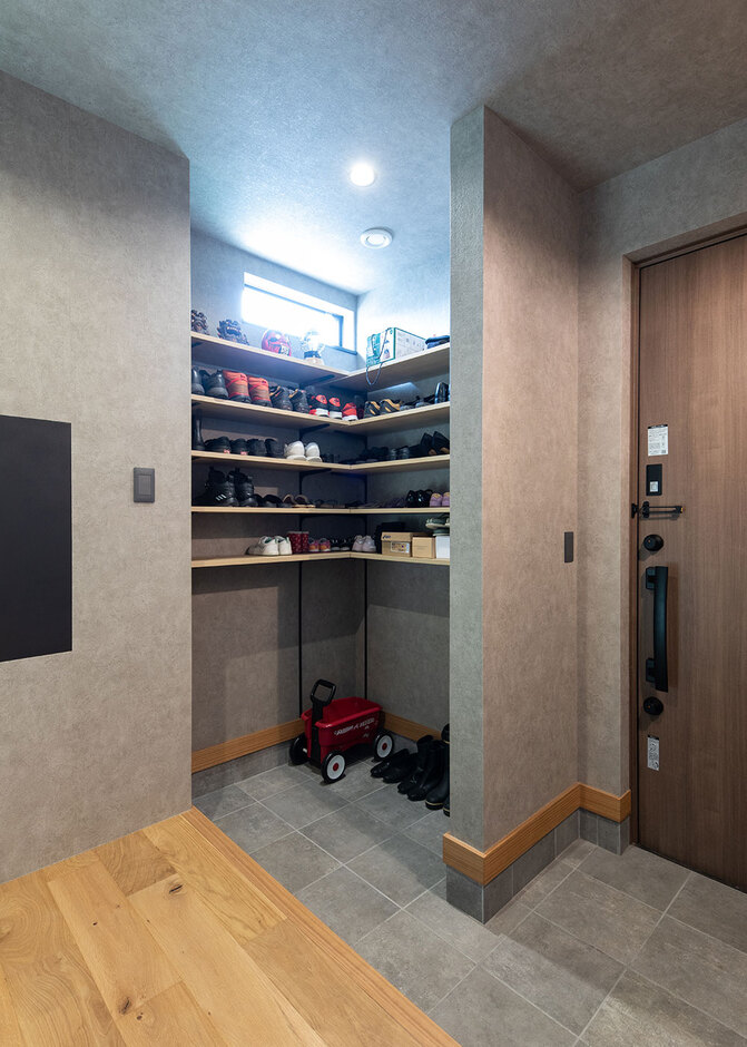 ゆったりとしたスペースの玄関収納。L字型に造作したシューズラックで収納力アップ