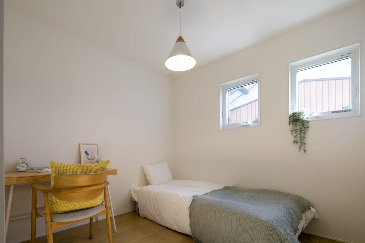 シンプル｜4.5帖の子供部屋。
スクエアの窓は採光だけではなく、採風にも最適な開け方のできる窓。