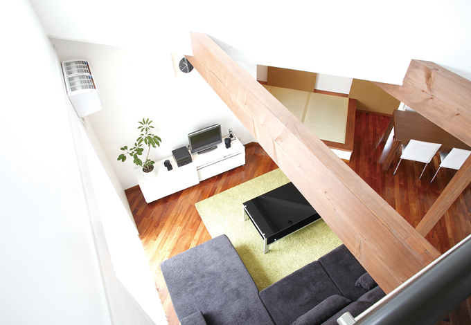 ハイサイドサッシから穏やかな光がリビングに降り注ぐ