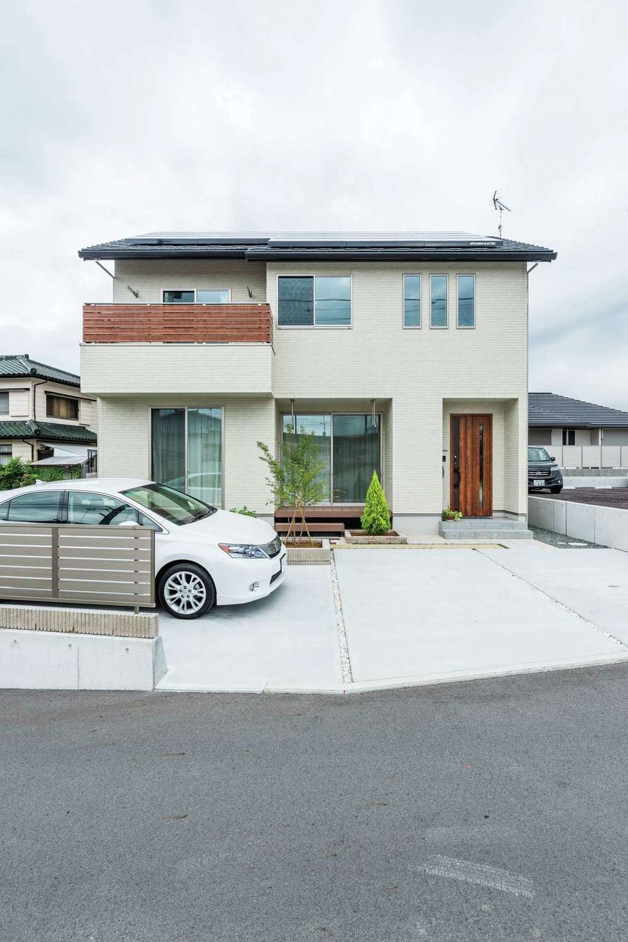 静鉄ホームズ【デザイン住宅、子育て、間取り】さわやかで飽きのこない外観に。玄関ドアとベランダの柵の素材感をそろえている