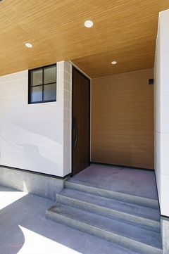 狭小地に贅沢な光を取り込む3階建て住宅