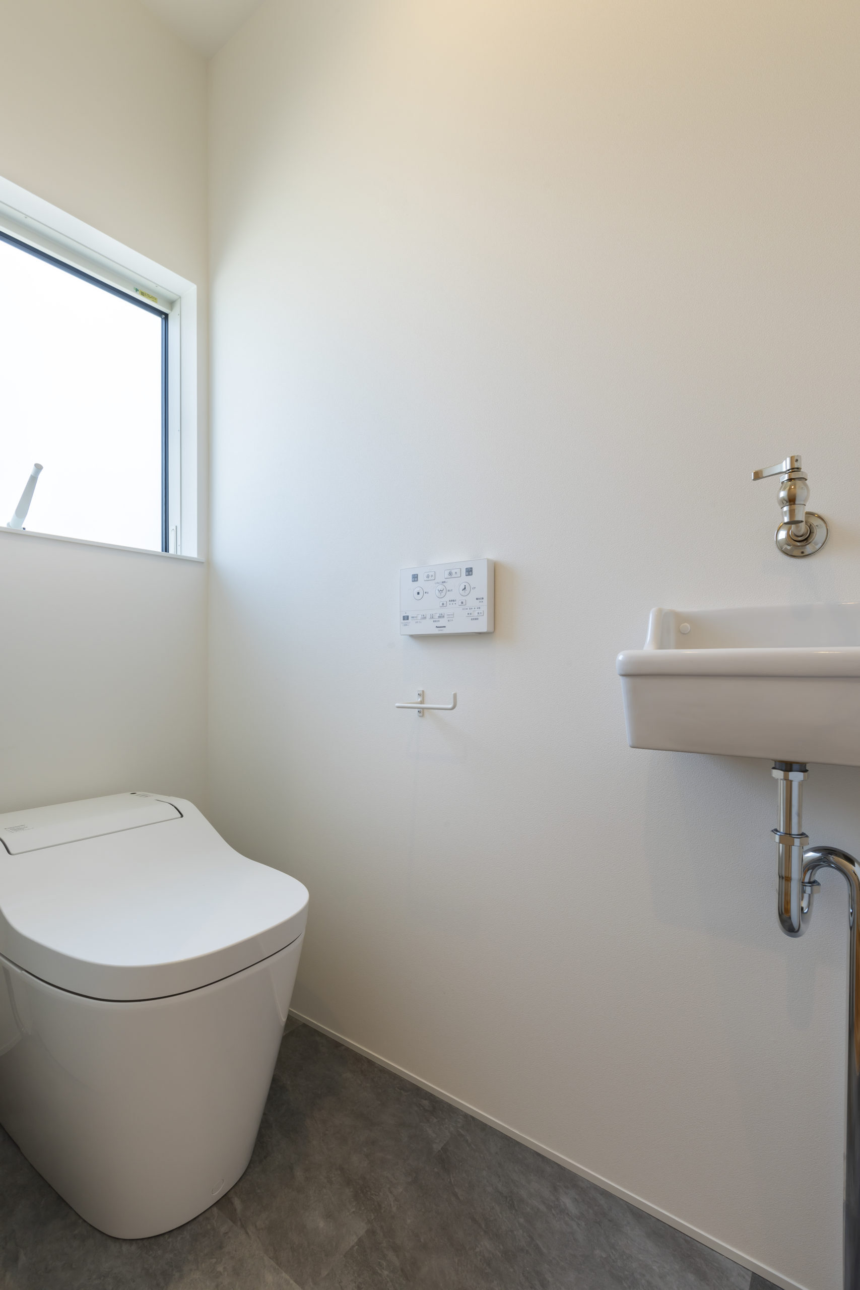 ETERNITY（エタニティ)　SIMPLE NOTE 浜松東【デザイン住宅、建築家、平屋】トイレの手洗いにもアンティーク調の水洗を採用