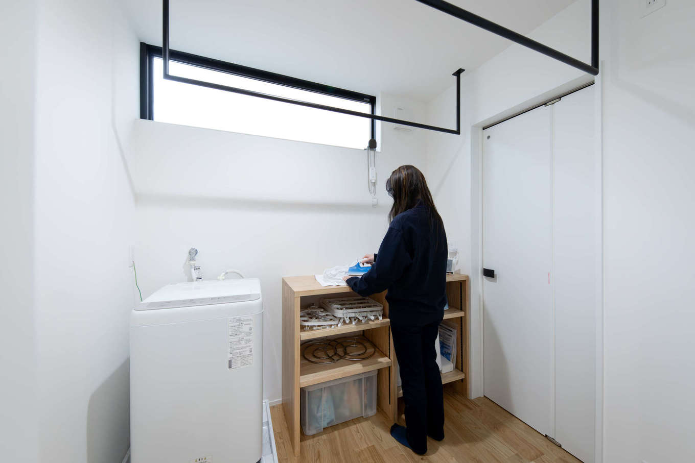ハウスコネクト【デザイン住宅、間取り、建築家】洗う・干す・アイロンをかける・畳む作業が1か所で完結できるランドリールーム。ハイサイドライトからやわらかな光が差し込み、北面とは思えないほどの明るさをキープする
