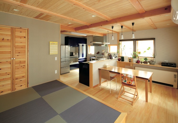 18畳のダイニングキッチンには、お子さんと遊んだりお昼寝もできる便利な畳スペースも。窓の下にある蓄熱式暖房器は、これだけで家の広範囲をまかなえるほど高性能