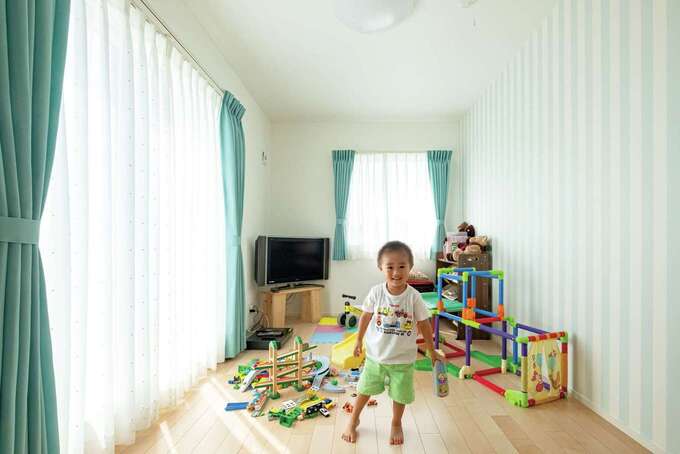 長男の部屋はブルー系のカーテンとクロスで統一した