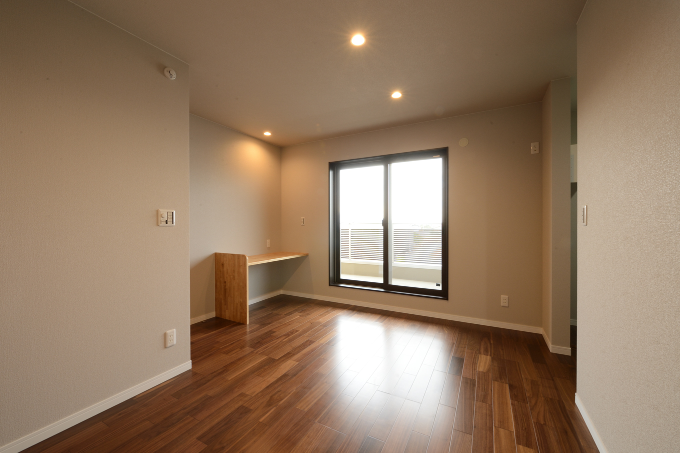 Yamaguchi Design 【収納力、二世帯住宅、間取り】子世帯の寝室は8畳の広々サイズ。3畳のウォークインクローゼットも完備。2階に浴室とランドリールームを設け、そのままバルコニーで洗濯物を干せる動線を確保したことで、忙しい子育てママの家事負担を軽くする