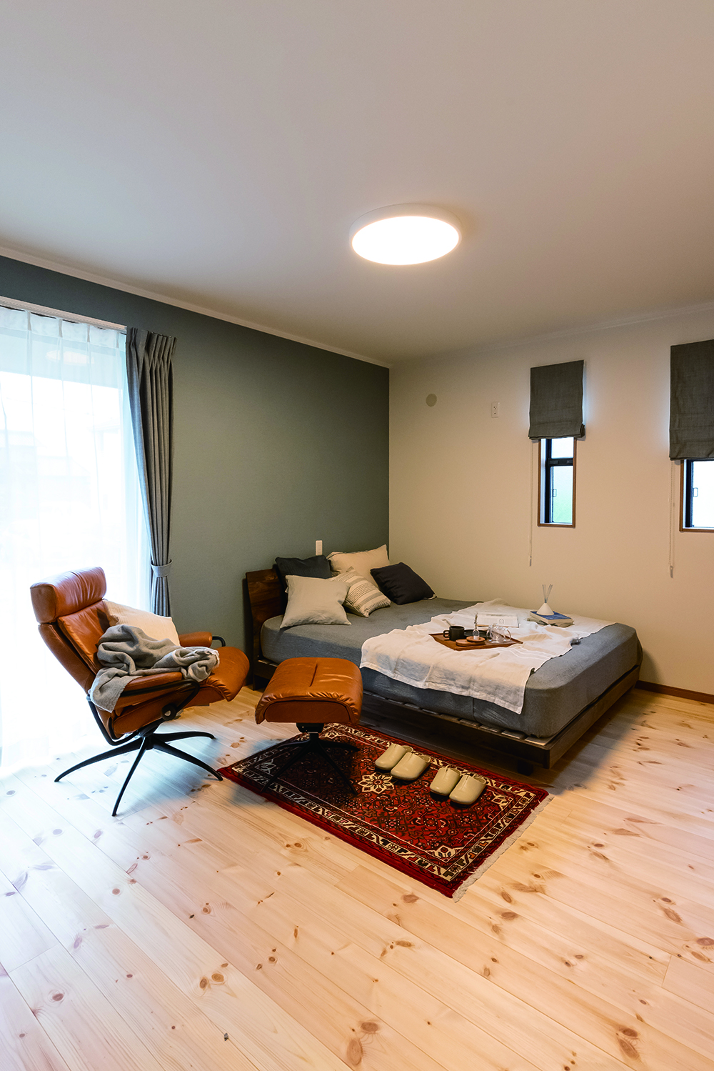 住まいるコーポレーション【自然素材、省エネ、夫婦で暮らす】1階に設けた寝室。松（パイン）の床が温かみを感じさせる