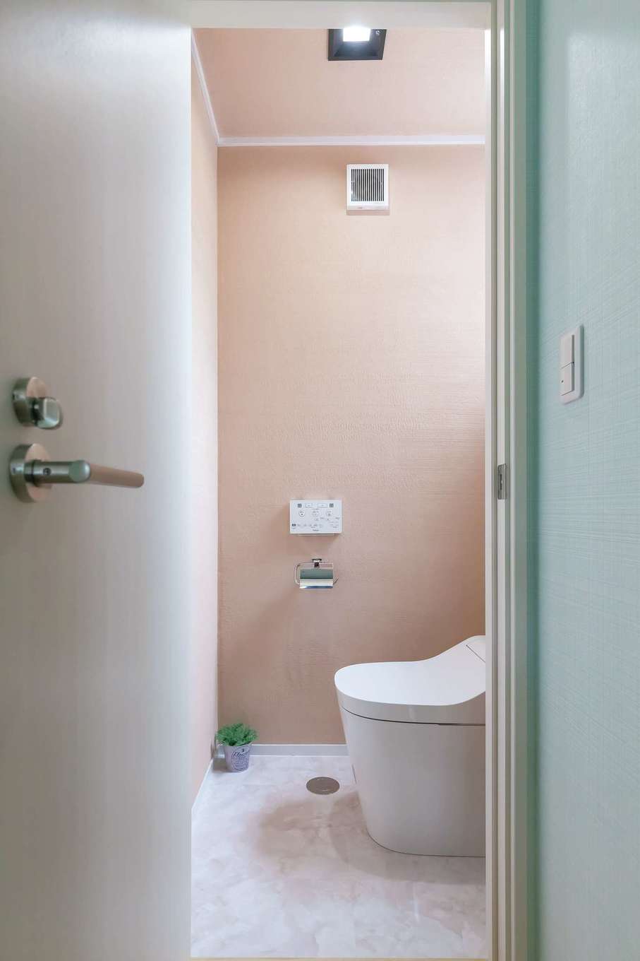 nattoku住宅｜トイレの壁と天井は、抜群の消臭効果がある薩摩中霧島壁を採用。リフォームでも『納得』の新築と同じハイグレードの標準仕様で施工できる