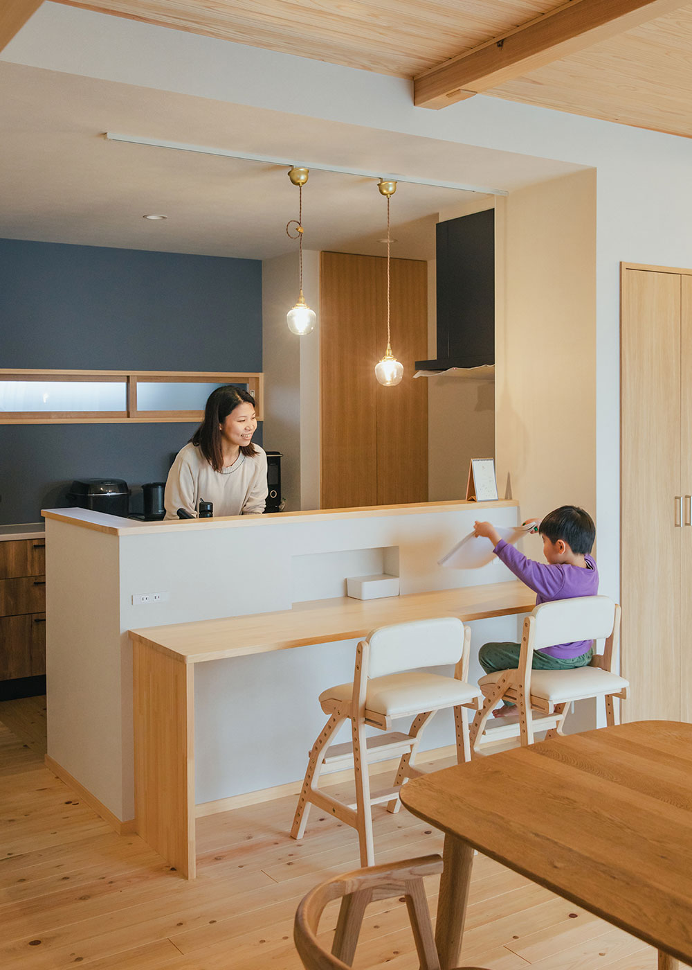 フジモクの家（富士木材）【子育て、間取り、平屋】カウンターは手元を隠せる高さにした
