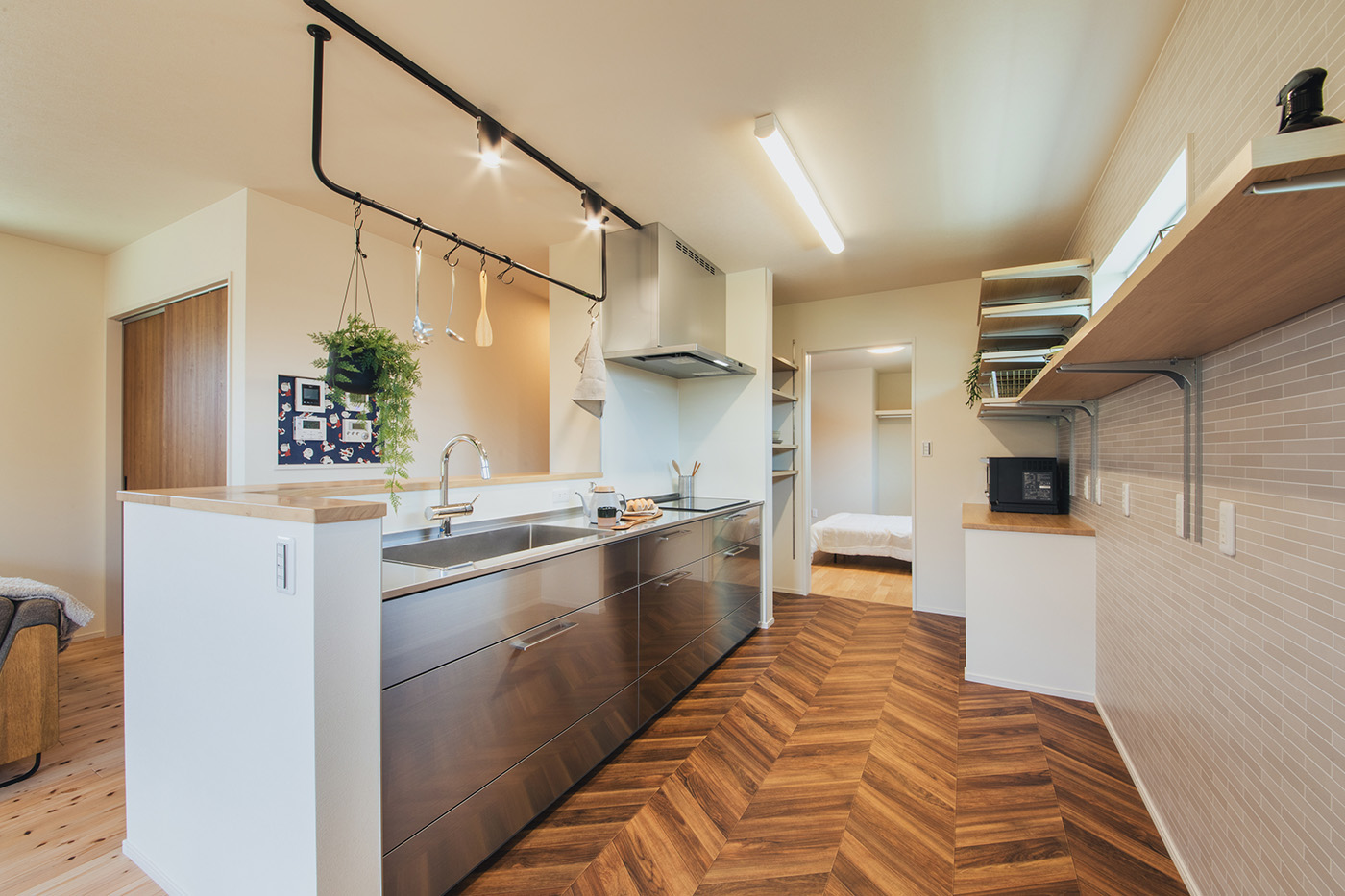 ユートピア建設【夫婦で暮らす、ペット、平屋】「EIDAI」のステンレスキッチンをベースに、好きなメーカーのIHコンロや蛇口などを組み合わせたこだわりのキッチン