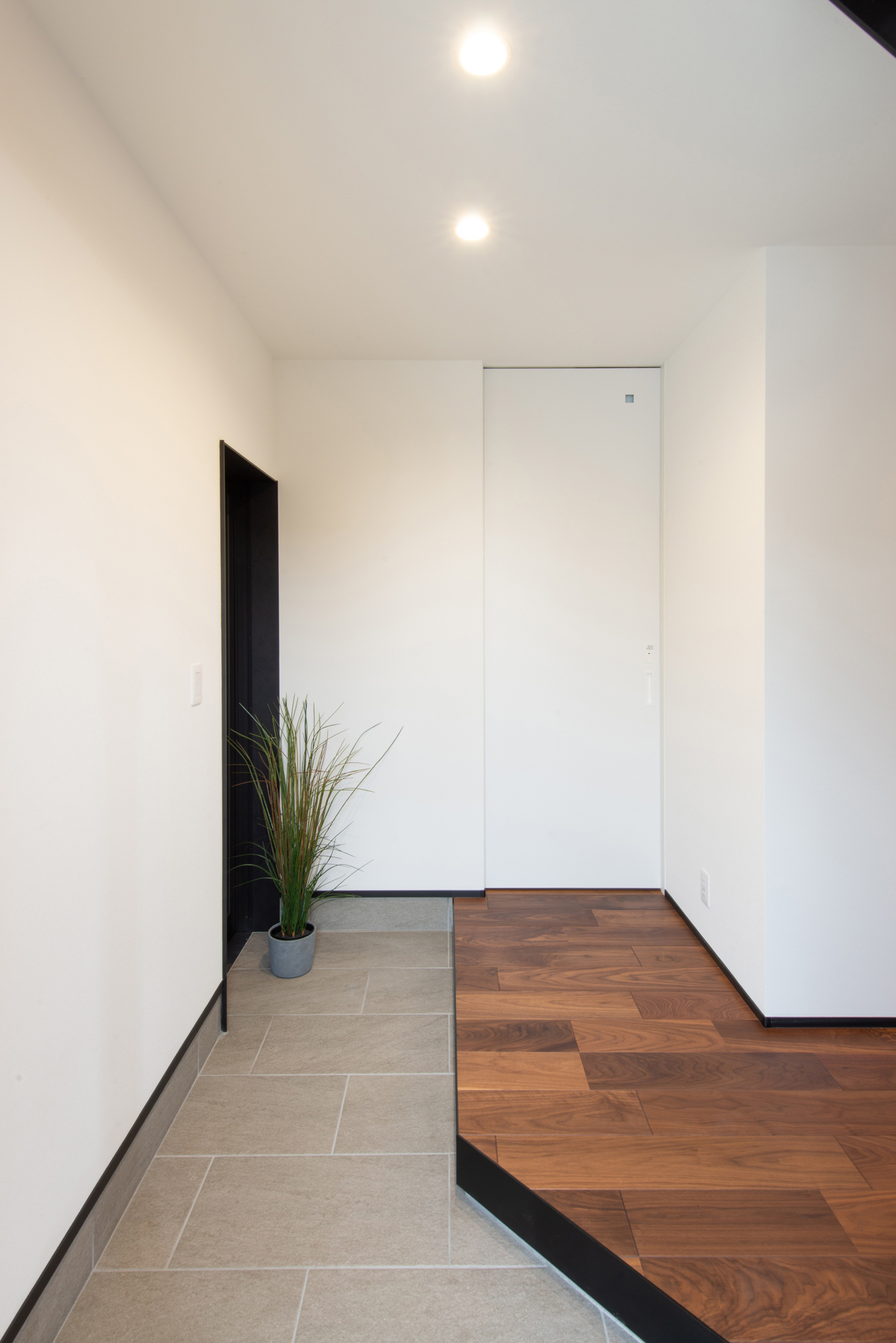 エルフィン｜玄関ホールからトイレは天井までの高さのレールレスの引き戸
壁と同色にすることでこんなにスッキリと
