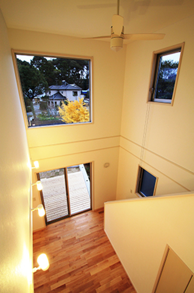 リビングを明るくする開放的な吹き抜け