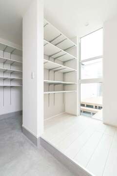 収容能力の高いシューズクロークは、登山などのアウトドア用品もたっぷり収まる。大雨の時は自転車を丸ごと入れられる