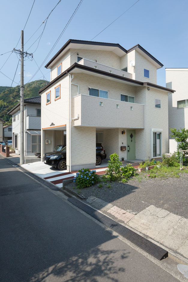 建築システム（狭小住宅専門店）【収納力、間取り、ガレージ】レンガ調の外壁で南欧風の優しいたたずまい。日当りの良いバルコニーを２階、3階とも配置し、機能性も重視した