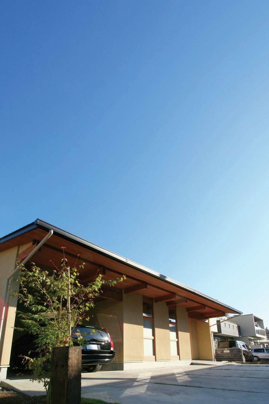 瀧建設 一級建築士事務所【自然素材、ペット、建築家】落ち着いた趣を持たせ、ガレージや自転車置き場、玄関としての利便性も考慮した外観