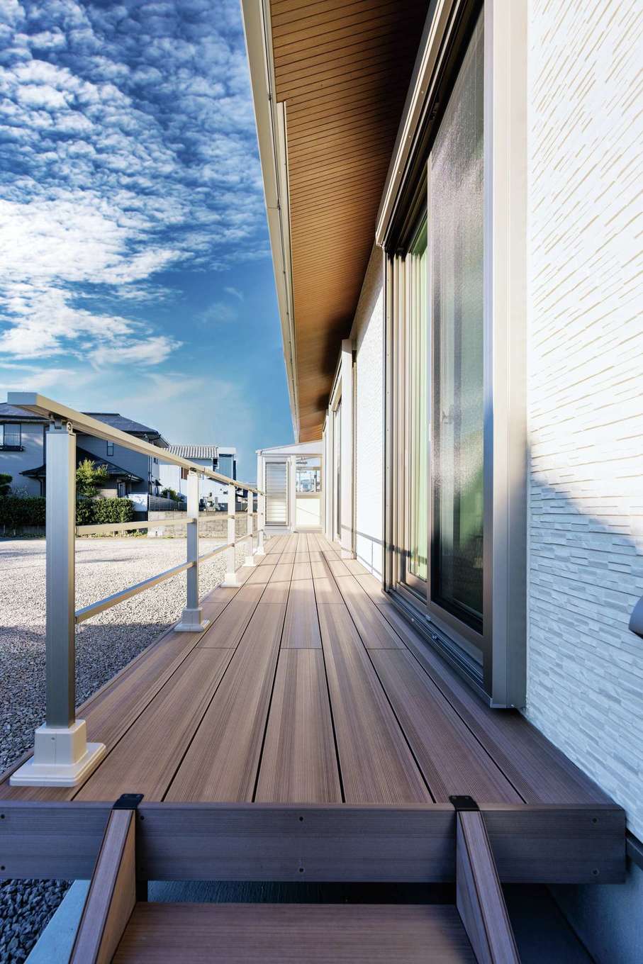 寺田工務店【省エネ、間取り、平屋】縁側のような長いウッドデッキに、遊びに来るお孫さんも大喜び