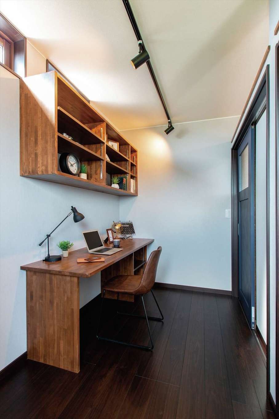 深見工務店 S-style【子育て、自然素材、間取り】寝室の奥には書斎も。天井に可動式のスポットライトを付け、奥さまが寝ていても灯りを漏らさず作業ができるように配慮