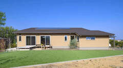 人工芝を貼った広い庭